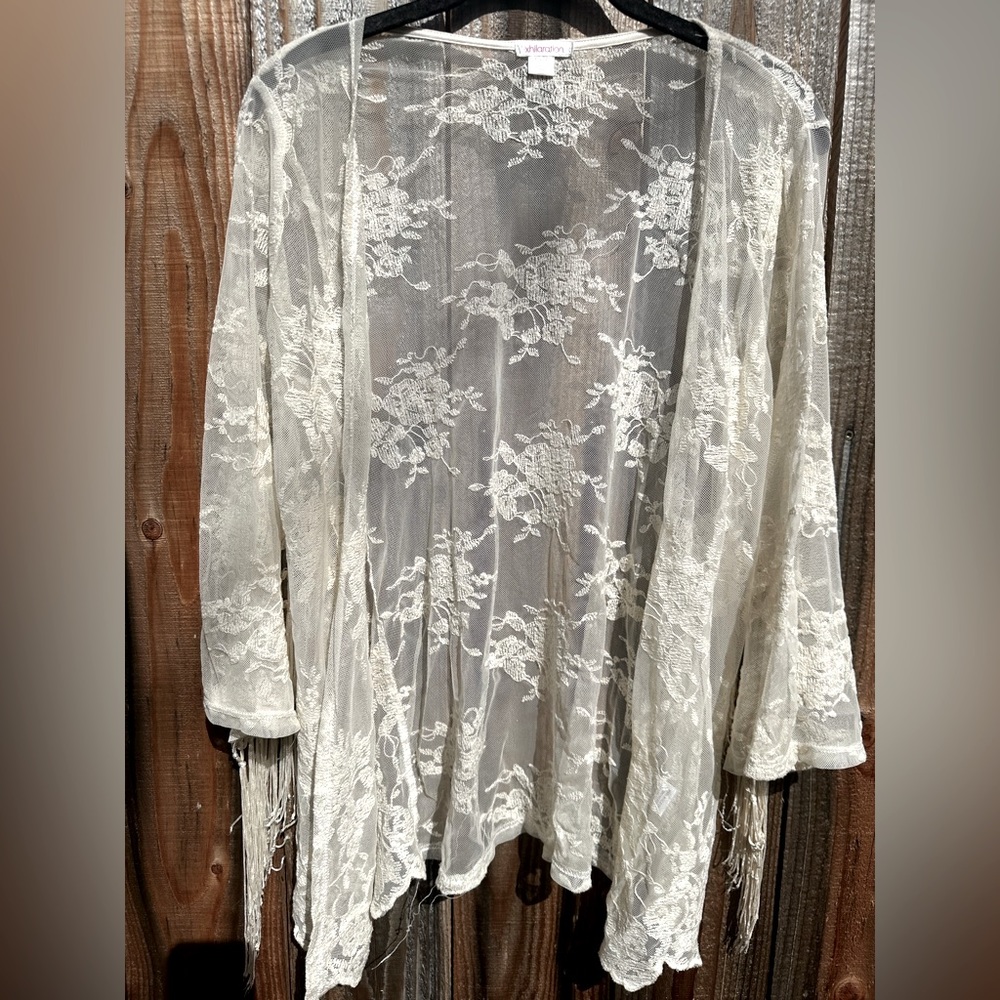 Sheer Top / Cover Up. 
SIZE: XS
COLOR: Cream/White
BRAND: Xhilaration
